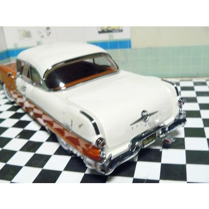 1/18 ( IB - 92 ) Sunstar Pontiac Star Chief Hard Top 1955 Model , the front bum