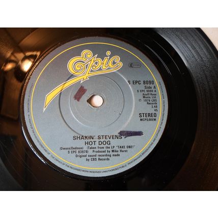 7" 1979. SHAKIN' STEVENS. HOT DOG .EPIC S EPC 8090.APRON STRINGS.EXCELLENT