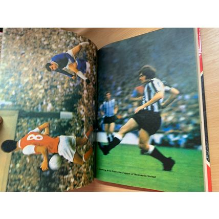 1970 "DAILY MIRROR BOOK OF FOOTBALL" BOBBY MOORE SOCCER ANNUAL HB BOOK (P4)