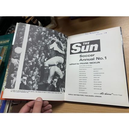 1971 "THE SUN SOCCER ANNUAL 1972" FOOTBALL SOCCER HARDBACK BOOK (P4)