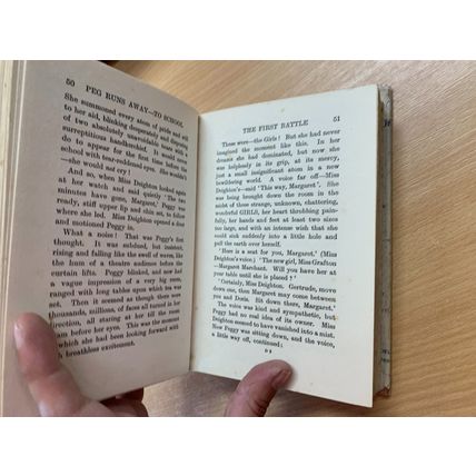 RARE* 1933 NANCY HAYES "PEG RUNS AWAY TO SCHOOL" FICTION HARDBACK BOOK (P4)
