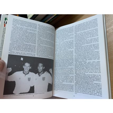 RARE* 1988 "FOOTBALL LEAGUE YEAR 1989" LARGE 1kg SOCCER HARDBACK BOOK (P6)