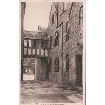 B686 BROADWAY - ENTRANCE TO COURTYARD, LYGON ARMS . PRINTED POSTCARD