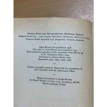 1967 SIR ERNEST GOWERS "THE COMPLETE PLAIN WORDS" LANGUAGE PAPERBACK BOOK (P2)