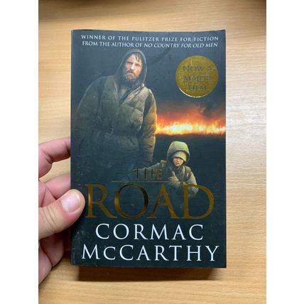 2009 CORMAC McCARTHY "THE ROAD" FICTION PAPERBACK BOOK (P3)