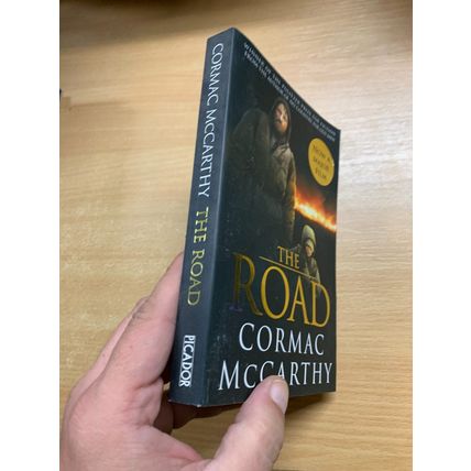 2009 CORMAC McCARTHY "THE ROAD" FICTION PAPERBACK BOOK (P3)