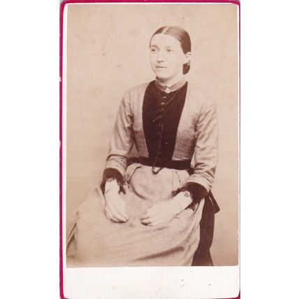 VICT. CDV PHOTO -ATTRACTIVE YOUNG WOMAN. NO STUDIO