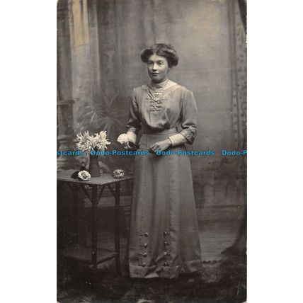 R055898 Old Postcard. Woman with Rose