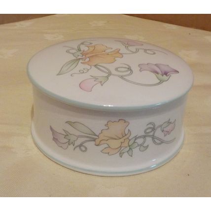 Ceramic Lidded Trinket Pot by Saddler Sweet Pea (approx 9.5cm dia x 4cm high)