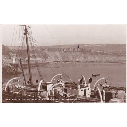 EC819 FOLKESTONE -NEW EAST CLIFF PROMENADE FROM HARBOUR . R/P POSTCARD