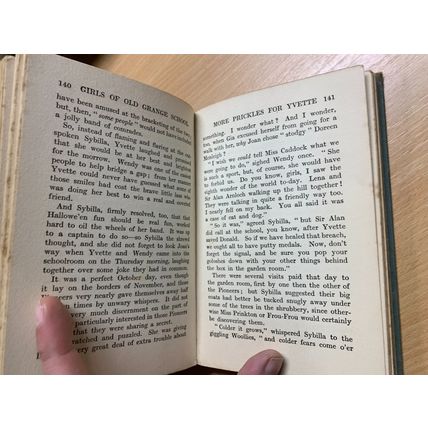c1920s MAY WYNNE "THE GIRLS OF OLD GRANGE SCHOOL" FICTION HARDBACK BOOK (P3) AA