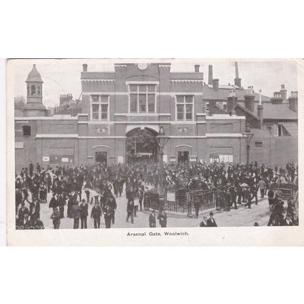 EC908 WOOLWICH - ARSENAL GATE . PRINTED POSTCARD.