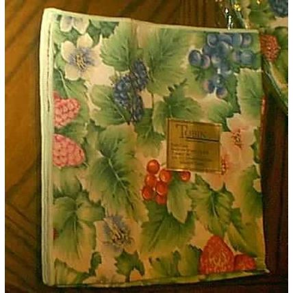 2 NEW PLACEMATS & NAPKINS TOBIN HOME FASHIONS BLOOMS & BERRIES RED STRAWBERRIES