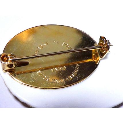 Vintage 1950-s Genuine Gold Edged Fine Bone China Fruit BROOCH in Original Box.
