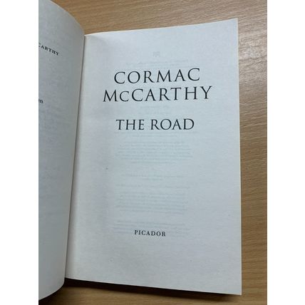 2009 CORMAC McCARTHY "THE ROAD" FICTION PAPERBACK BOOK (P3)