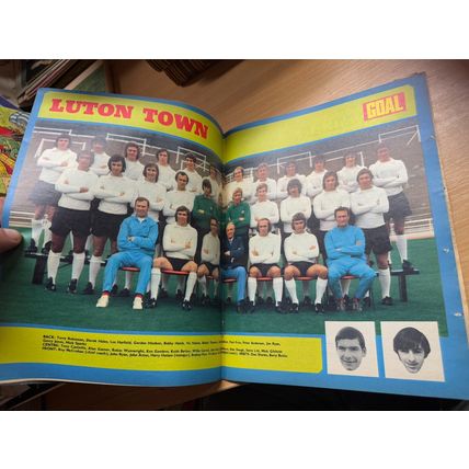 GOAL MAGAZINE #234 24 FEB 1973 UK FOOTBALL MAGAZINE - LUTON TEAM POSTER (LL)