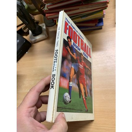 1987 "THE TOPICAL TIMES FOOTBALL BOOK 1988" SOCCER ANNUAL HB BOOK (P4)