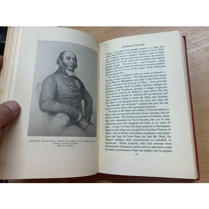 1942 DOROTHY MARGARET STUART "THE MOTHER OF VICTORIA" ILLUSTRATED HB BOOK (P4)