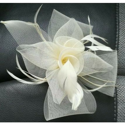 Elegant beige cream Fascinator Hat plastic hair grip Wedding RACES NEW