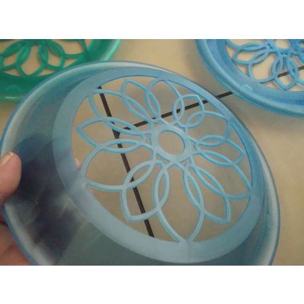6 Picnic Party Plates unusual Doily Cut-Outs, 3 of each of two colours BN set 2