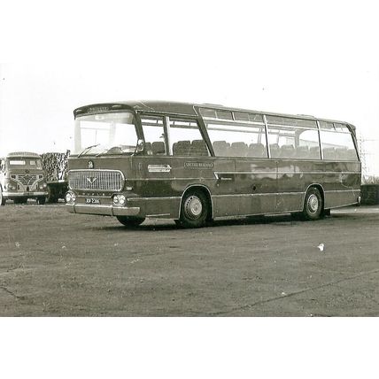 Black & White Photograph of Smiths Luxury Coaches (Reading) Ltd. - JDP 238E