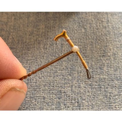 VINTAGE GOLD & PLATINUM? HUNTING CRAVAT PIN RIDING CROP SHAPE 5cm-LONG 1g (P2)