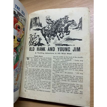 1945 "KNOCKOUT FUN BOOK 1946" ILLUSTRATED ANNUAL HARDBACK BOOK (P4)