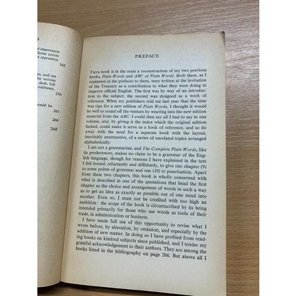 1967 SIR ERNEST GOWERS "THE COMPLETE PLAIN WORDS" LANGUAGE PAPERBACK BOOK (P2)