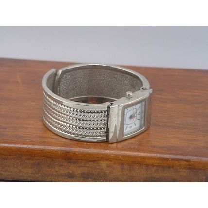 Pre-Owned Women’s Silver Color Fancy Bracelet Fashion Analog Watch