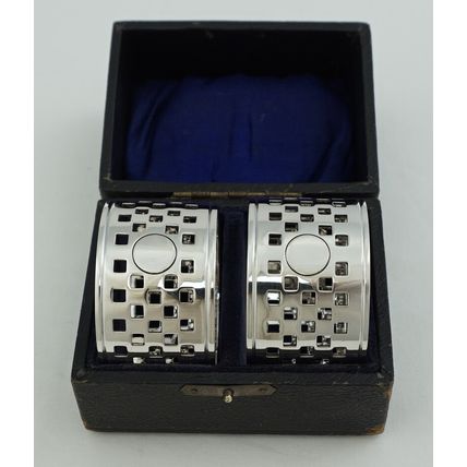 Cased Pair Sterling Napkin Rings, Birmingham 1924, 43mm, total silver 44g.