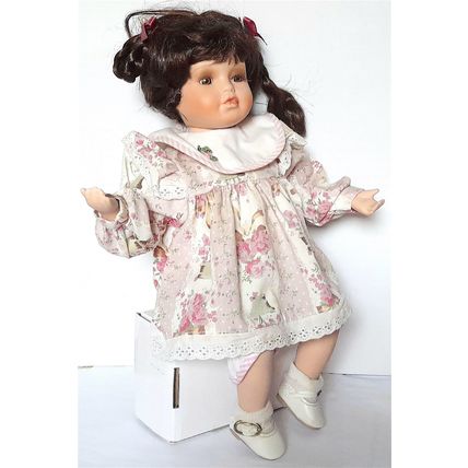 ALBERON PORCELAIN DOLL - KELLY - WHITE FLORAL DRESS - 33 cm sitting - VERY GOOD