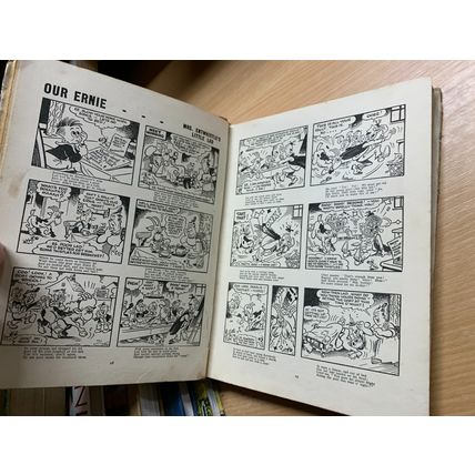 1945 "KNOCKOUT FUN BOOK 1946" ILLUSTRATED ANNUAL HARDBACK BOOK (P4)