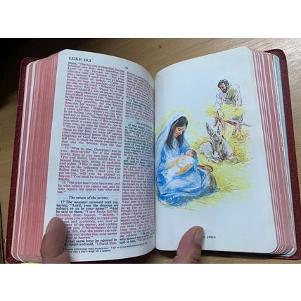 1971 HOLY BIBLE KING JESUS WORDS IN RED USA FAUX LEATHER BOOK (P4) ref:Y104