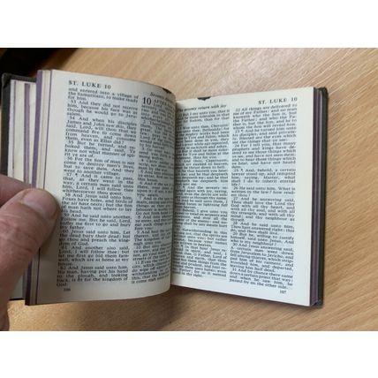 VINTAGE "THE NEW TESTAMENT" RELIGIOUS SMALL HARDBACK BOOK (P2)