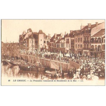 44 - Le Croisic - la procession revenant de la bénédiction de la mer