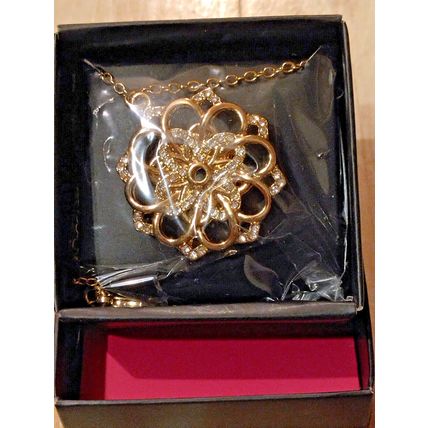 Avon 2019 Garden Party Flower Necklace Gold Tone Floral Pendant Spring NIB