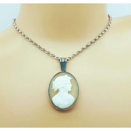 Vintage Sterling Silver Shell Cameo Pendant Necklace with Box - Hallmarked 1973