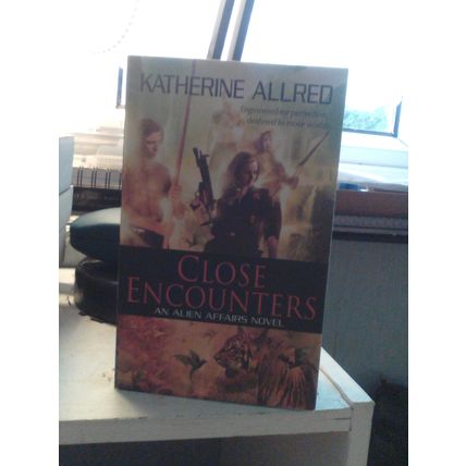 Close Encounters: An Alien Affairs Novel, Katherine Allred US PB