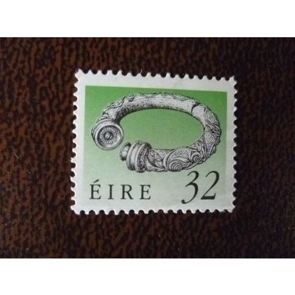 Ireland 1990 Irish Heritage Definitive 32p mint stamp SG810 Broighter Collar