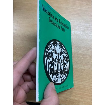 1976 "VICTORIAN & EDWARDIAN DECORATIVE ARTS" VINTAGE HMSO PAPERBACK BOOKLET (LL)