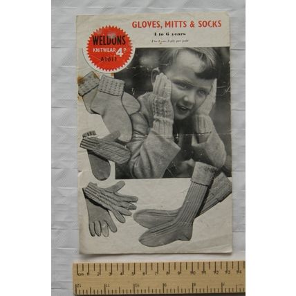 Vintage: Weldon's A1011 gloves, mitts & socks. 4-6 years, 3 ply