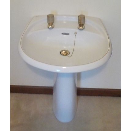 WHITE BASIN & PEDESTAL STELRAD DOULTON 22" x 20" c/w GOLD PLATED TAPS AND WASTE