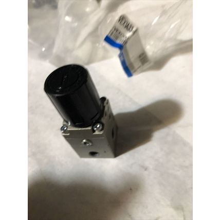 NEW SMC VEX1A33, VEX1A33-01 PRECISION PNEUMATIC REGULATOR, 1.0MPa, 1/8"NPT,BR
