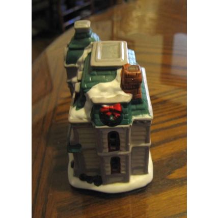 LIGHTED CHRISTMAS VILLAGE PORCELAIN VICTORIAN GREEN WHITE HOUSE & LIGHT CORD