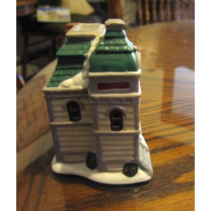 LIGHTED CHRISTMAS VILLAGE PORCELAIN VICTORIAN GREEN WHITE HOUSE & LIGHT CORD