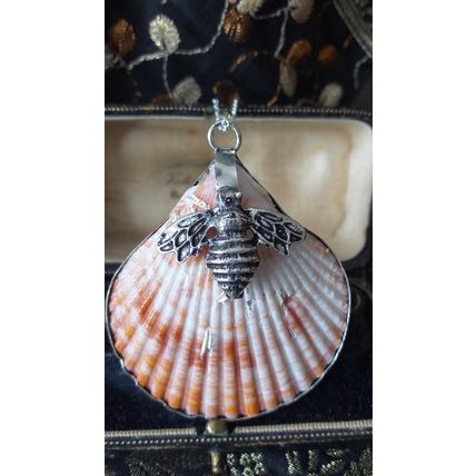 Vintage 1990-s 925 Silver Large Scallop Shell Bee Pendant on 18 inch Chain.