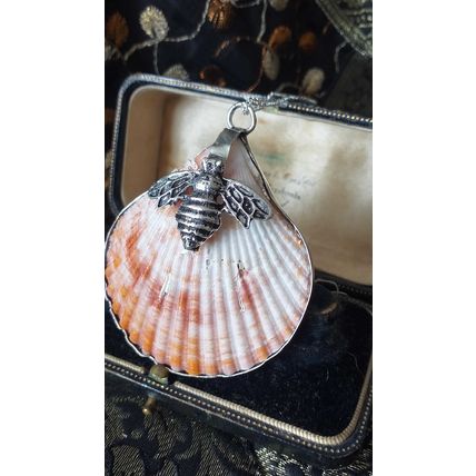 Vintage 1990-s 925 Silver Large Scallop Shell Bee Pendant on 18 inch Chain.