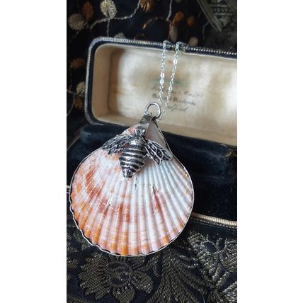 Vintage 1990-s 925 Silver Large Scallop Shell Bee Pendant on 18 inch Chain.