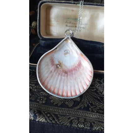 Vintage 1990-s 925 Silver Large Scallop Shell Bee Pendant on 18 inch Chain.