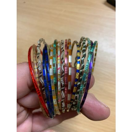 17 x VINTAGE MULTICOLOURED PLASTIC BANGLES BRACELETS 15 GRAMS 7cm WIDE (P3)